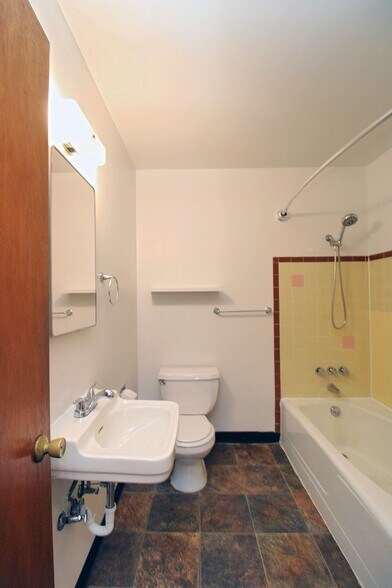 Building Photo - 631-631 NE 74th Ave