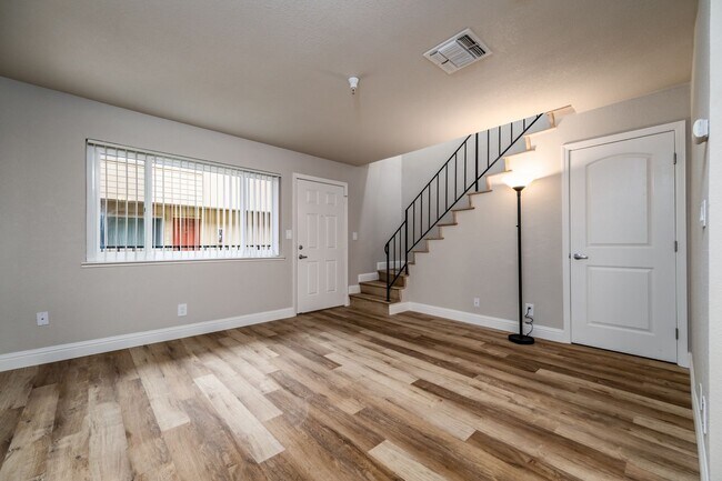 Building Photo - Recently Renovated 2 Bedroom 1 Bath, Two-L...