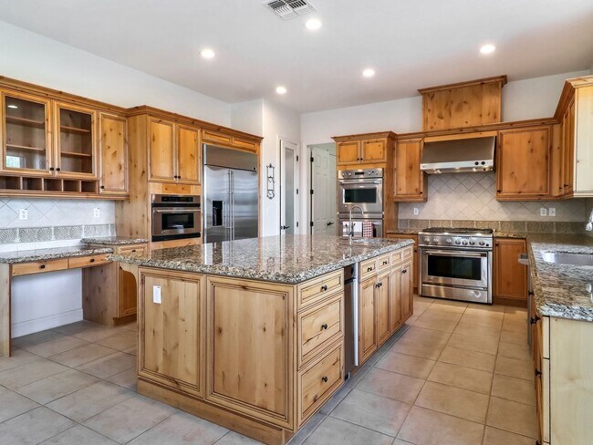 Building Photo - Beautiful custom home in The Promontory in...