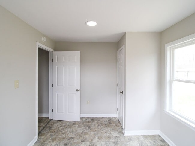 Building Photo - Rental with Country Setting!