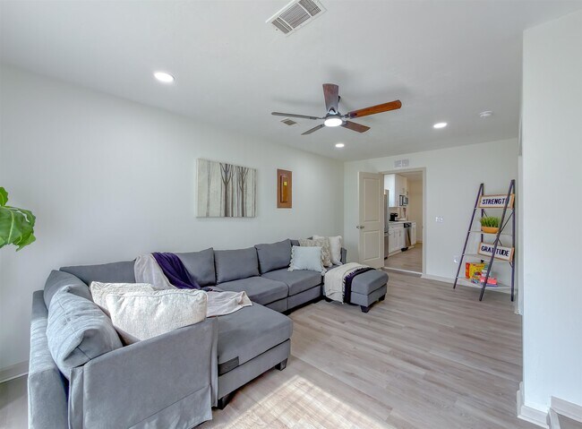Building Photo - 2059 Little River Ln
