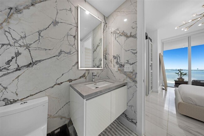 Building Photo - 700 NE 26th Terrace