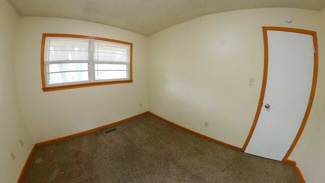Building Photo - 3D Tour Available - 3 Blocks from Campus + Fenced-in Yard + Washer & Dryer! Available June 13th!