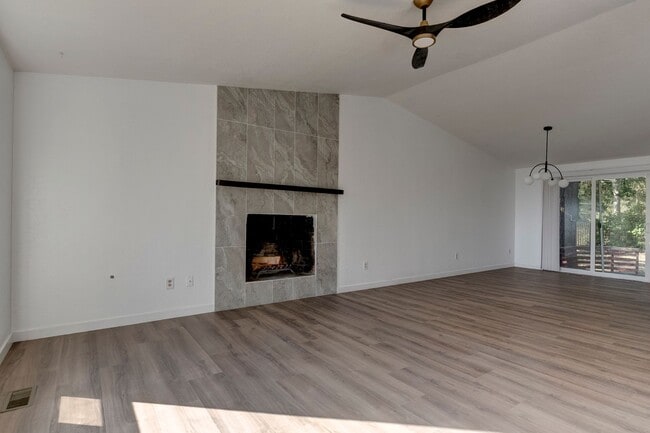 Building Photo - Beautifully Updated 3+ Bedroom Water View ...