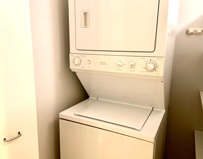 Building Photo - 500 S Clinton St