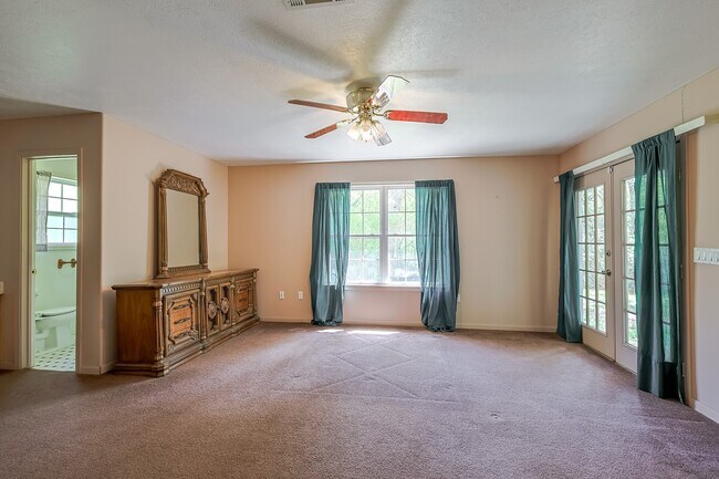 Building Photo - 8 Vick Rd