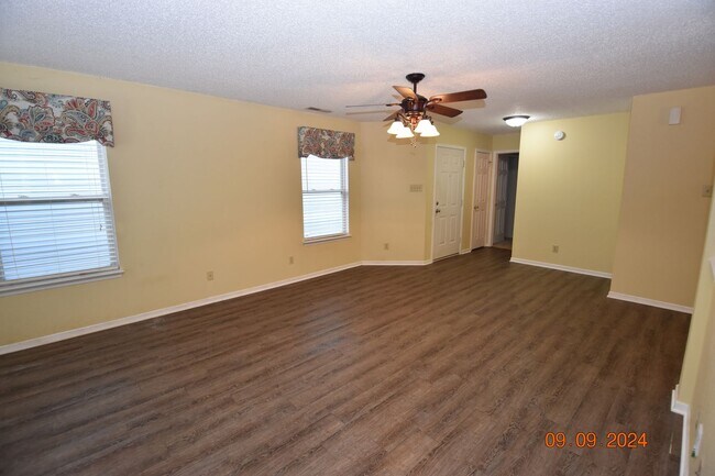 Building Photo - 3 Bedroom, 2 Full Bath Home in Greenfield