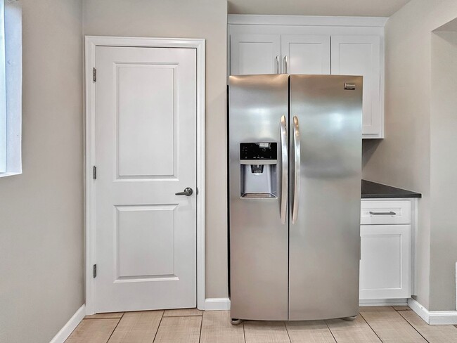 Building Photo - SLOAN'S LAKE: 2-BEDROOM 1 BATH WITH HIGH-END FINISHES