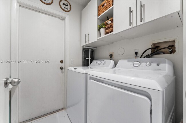 Building Photo - 840 Falling Water Rd