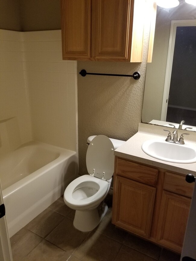 Building Photo - College Station - 3 Bedroom - 3 Bath - Duplex - Fenced Yard.