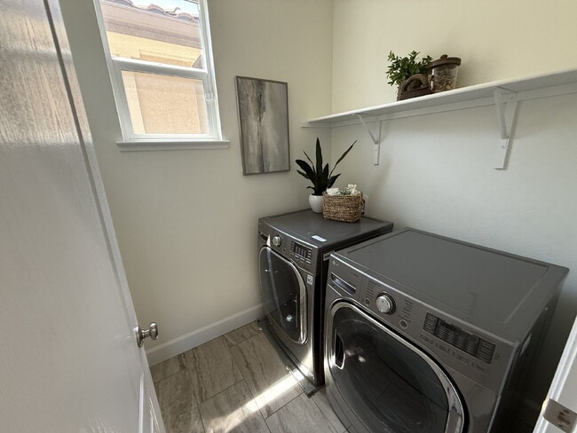 Building Photo - Beautiful Newer Built 3 Bed/2.5 Bath Detac...