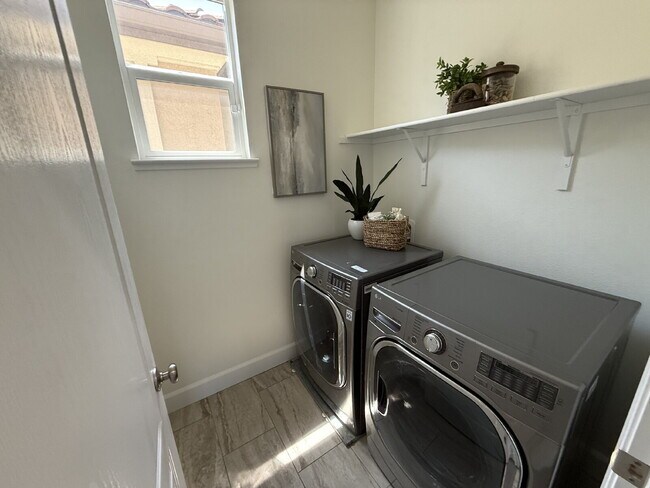 Building Photo - Beautiful Newer Built 3 Bed/2.5 Bath Detached Home in Great Livermore Location