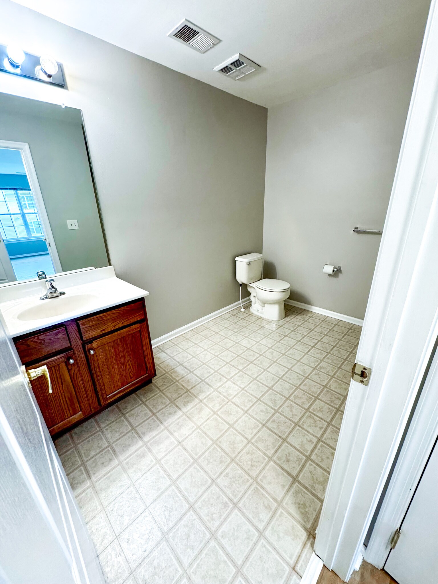 Building Photo - 136 Lionheart Ln