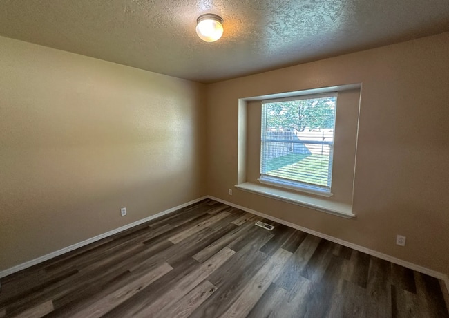 Building Photo - Comfortable & Stylish Single-Level Living ...