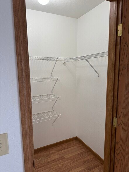 Building Photo - 716 Hilltop Ln