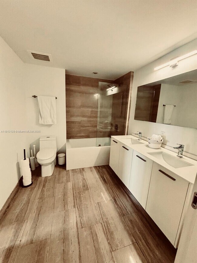 Building Photo - 1300 Brickell Bay Dr