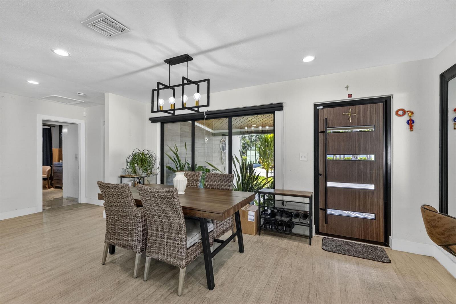 Building Photo - 2601 NE 8th Ct