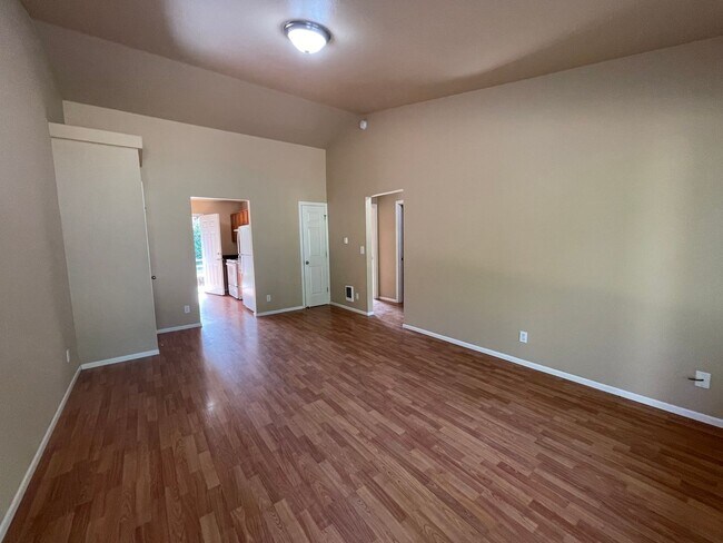 Building Photo - Bass5273