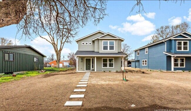 Building Photo - 465 S 3rd E St