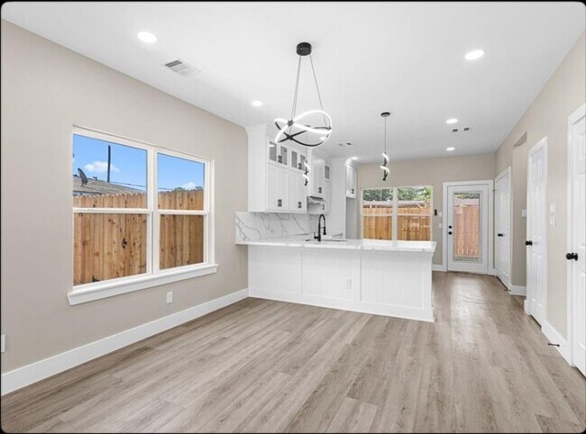 Building Photo - 102 Schade Ln