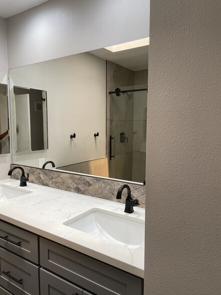 Master bathroom — double sinks - 3736 Armitage Ave