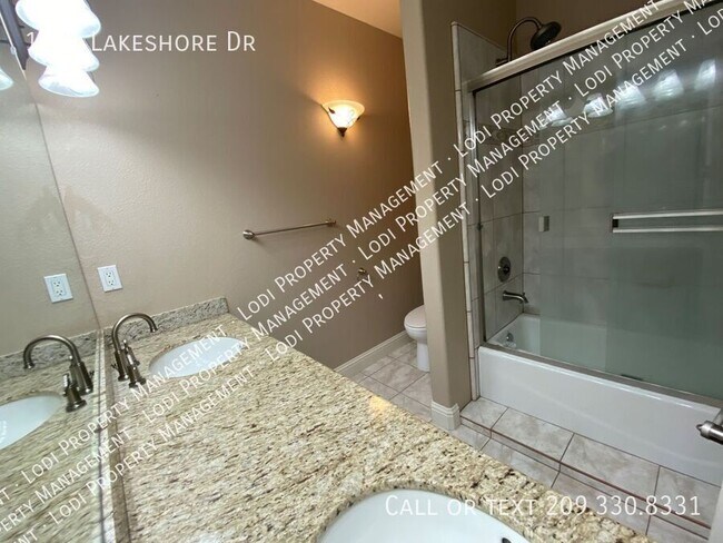 Building Photo - 1451 Lakeshore Dr