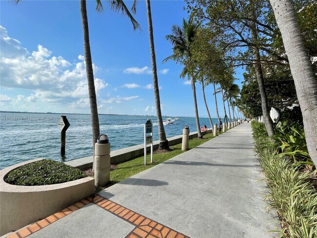 Building Photo - 540 Brickell Key Dr