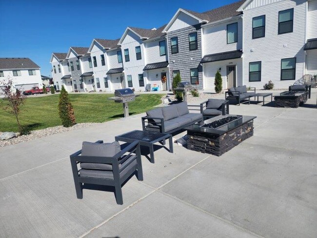 Building Photo - BEAUTIFUL 4 BEDROOM TOWNHOME for rent in A...