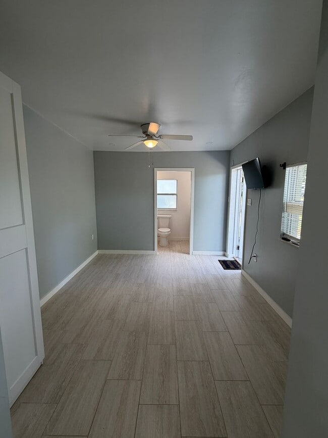 Building Photo - Completely renovated efficiency in Orlando