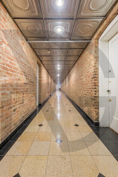 Building Photo - 820 W Waveland Ave