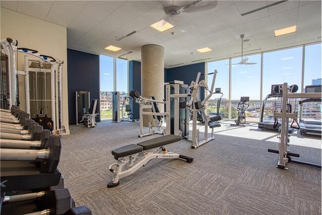 Building Photo - 702 E 11th St