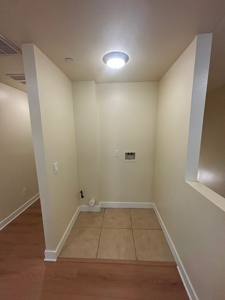 Building Photo - 619 W 83rd St