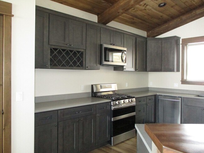 Building Photo - Beautiful Lake Hatcher Home For Rent