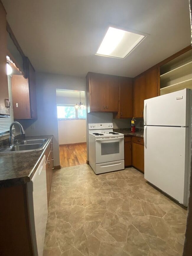 Building Photo - $1,600 | 3 Bedroom, 1 Bathroom House | No ...
