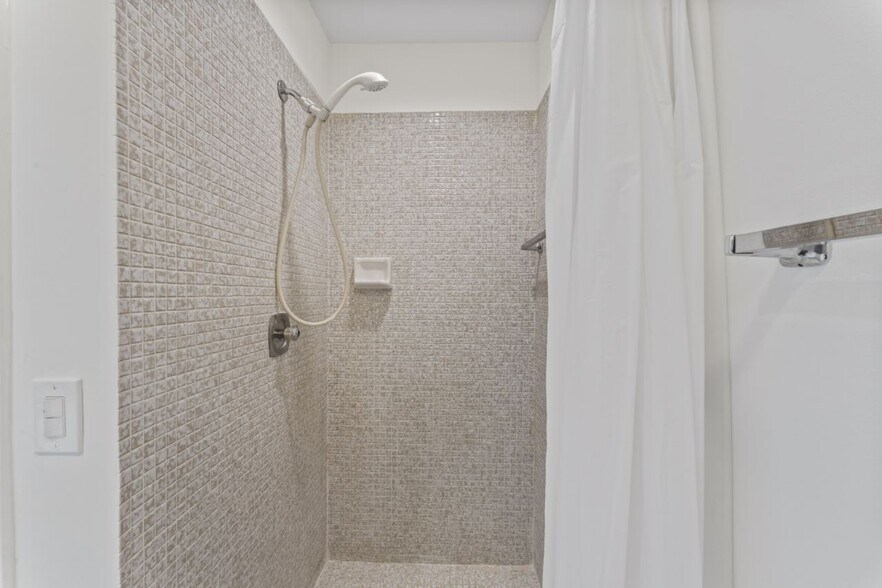 Stand Up Shower Master Bthrm - 230 Normandy E