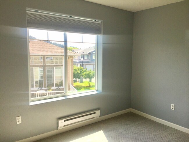 Building Photo - Gorgeous 2BD Condo in Desirable Progress Ridge Location!  High End Finishes, Great View!