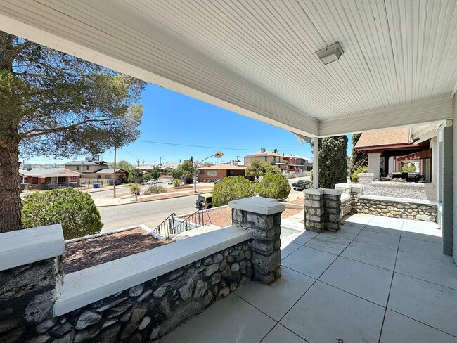 Building Photo - Sunset Heights Historic Home - 3Bed Refrig A/C!