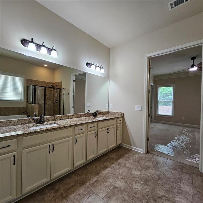 Building Photo - 426 Suwanee Pk Ter
