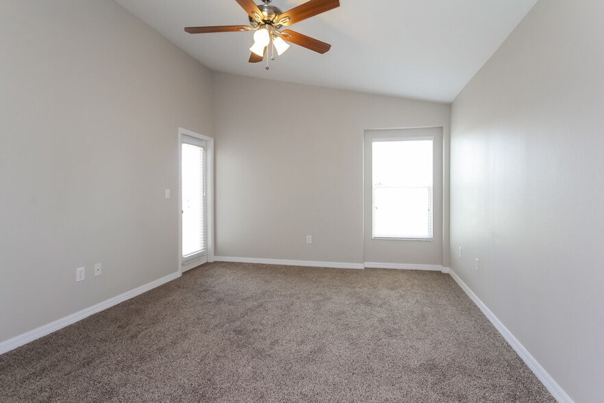 Building Photo - 10620 Shady Preserve Dr