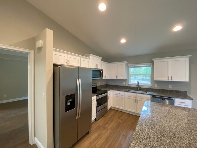 Building Photo - Custom Home - Desirable SE Ocala Neighborh...