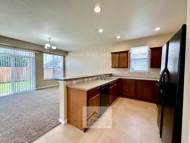 Building Photo - 8486 Meadowcrest Dr