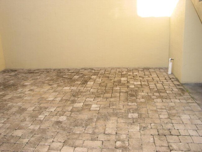 Building Photo - 539 Hedgewood Dr