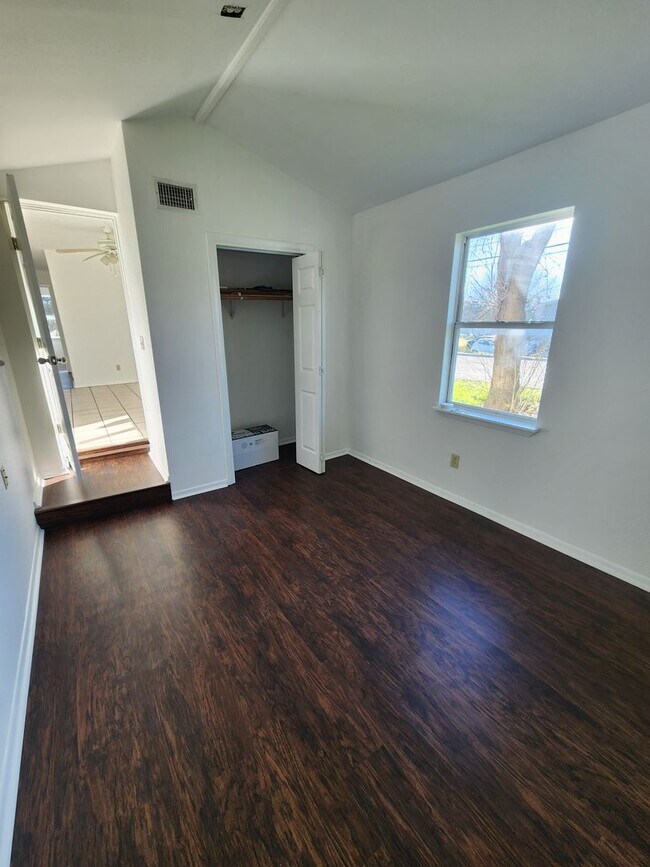 Building Photo - 3/2 on Corner Lot in Burnet