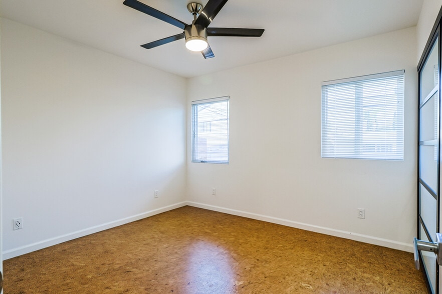 Building Photo - 256 W Tujunga Ave