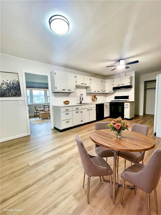 Building Photo - 218 Lynhurst Ave