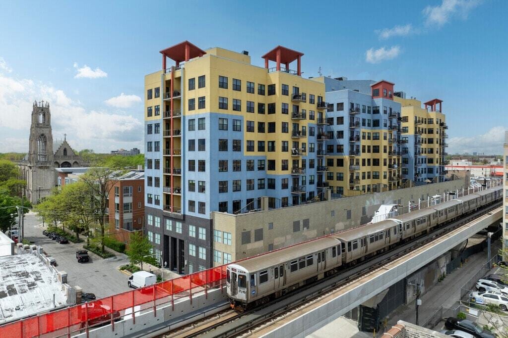 building with redline train passing - 1122 W Catalpa Ave