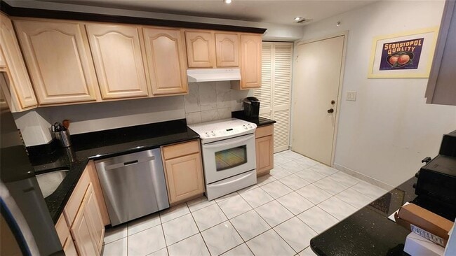 Building Photo - 405 N Ocean Blvd