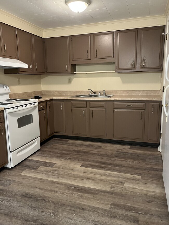 Building Photo - 611 Lincoln Way W