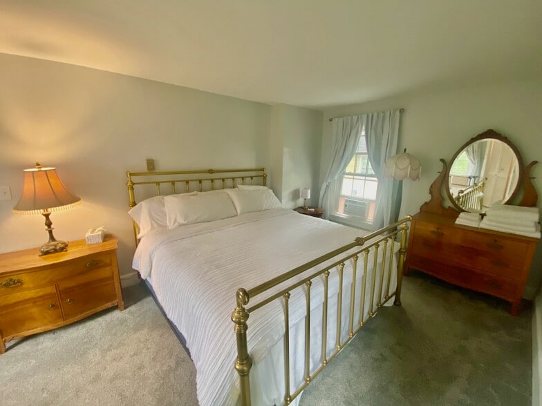 Primary bedroom - 159 Woodlawn Ave