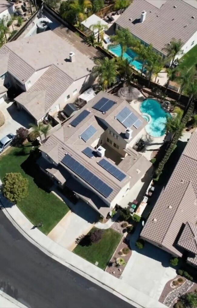 Building Photo - Discover this beautifully upgraded 5 bedro...